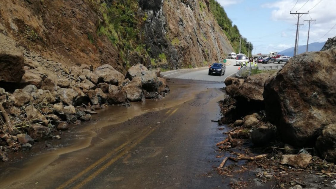 Habilitan parcialmente la Carretera Austral tras rodado que cubrió la ruta cerca de Puyuhuapi