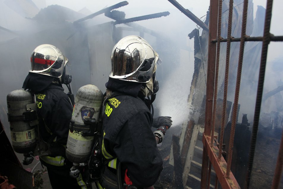 Incendio consumió dos viviendas y un vehículo en Temuco