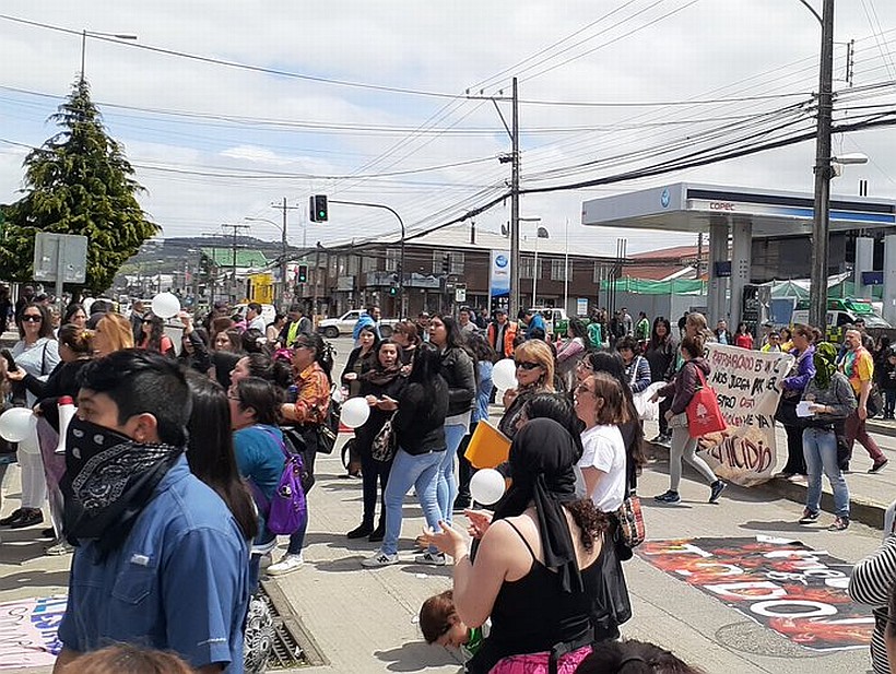 Formalización de imputado por femicidio en Quellón se produjo en medio de manifestaciones