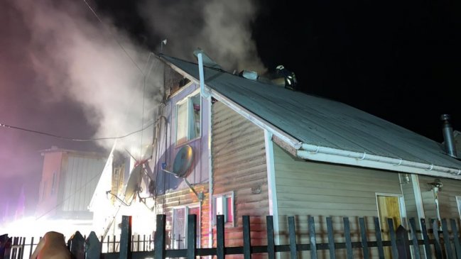 Incendio afecta a vivienda de dos pisos en Puerto Montt