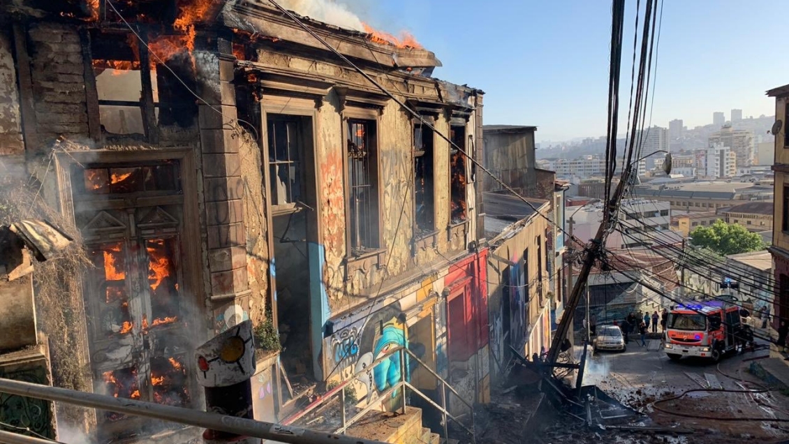 Incendio causó colapso de casa abandonada en cerro de Valparaíso