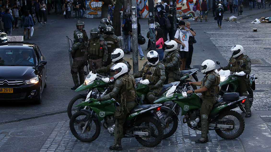Contraloría aclara cuándo se puede entonar el himno de Carabineros tras polémica en Valparaíso
