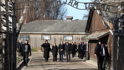  Merkel visitó por primera vez el campo de concentración de Auschwitz  