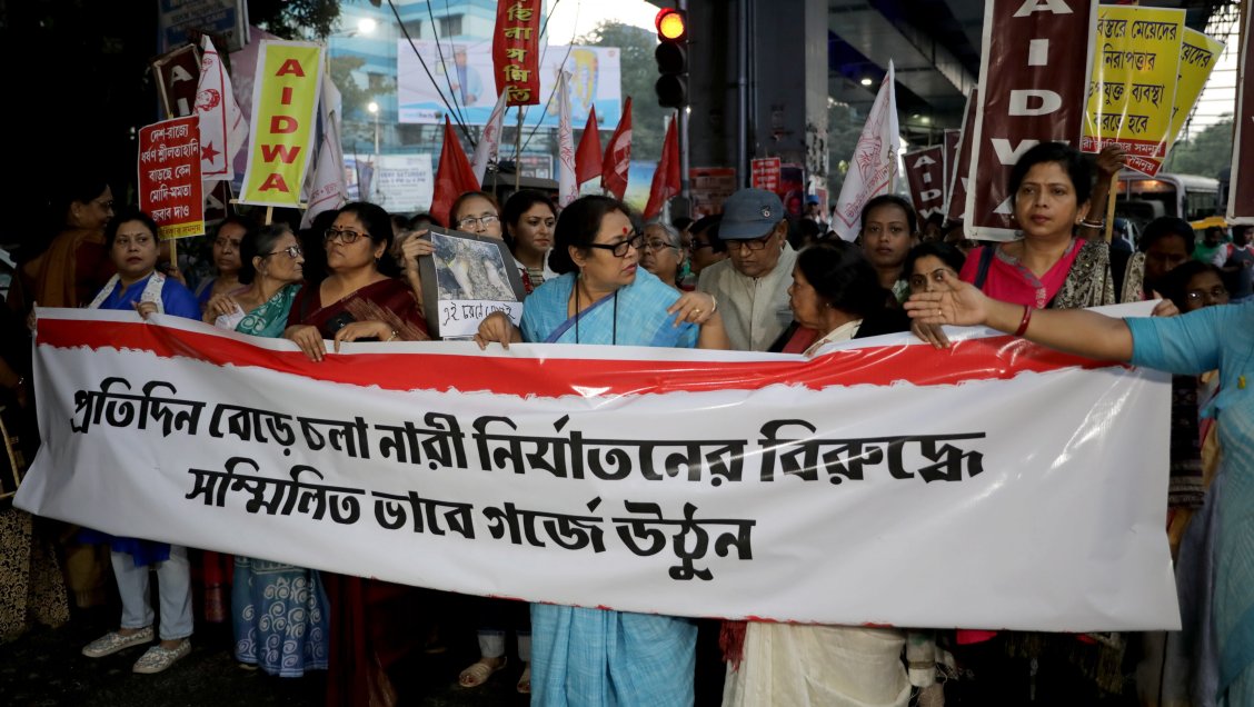 India: Víctima de violación falleció tras ser quemada por un grupo de hombres