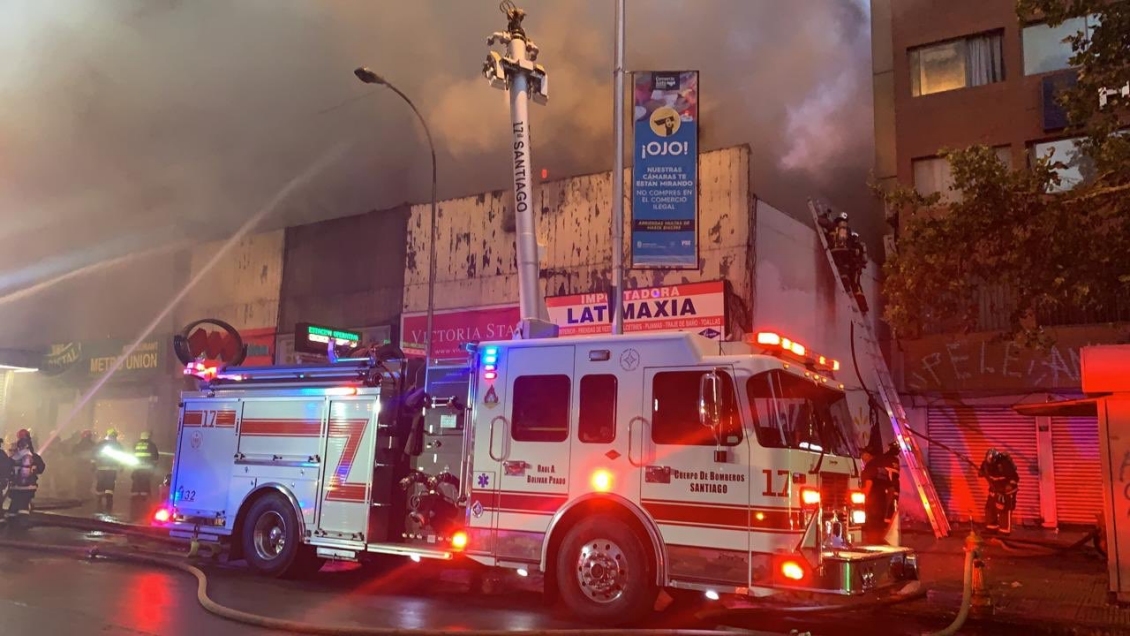 Incendio deja al menos ocho locales comerciales afectados en Santiago