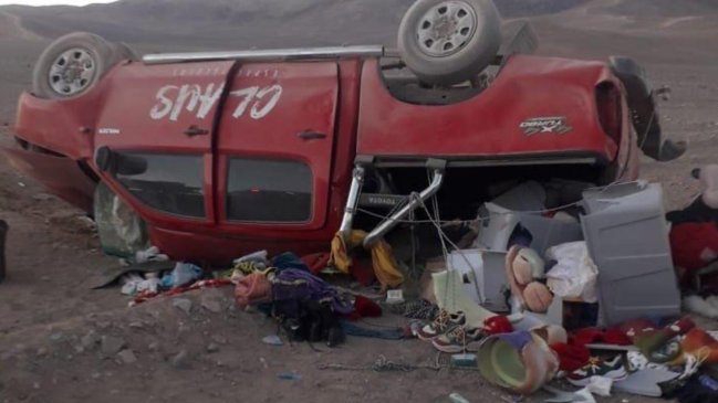 Cuatro lesionados dejó volcamiento en la Mano del Desierto en Antofagasta