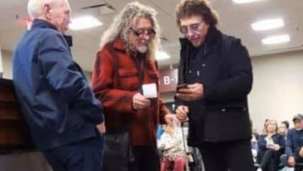  ¡Cuánta historia! Robert Plant y Tony Iommi se toparon en aeropuerto  