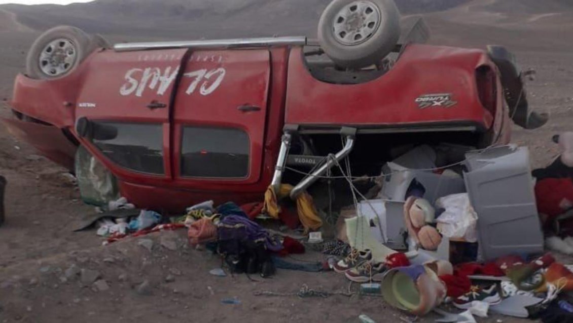 Cuatro lesionados dejó volcamiento en la Mano del Desierto en Antofagasta