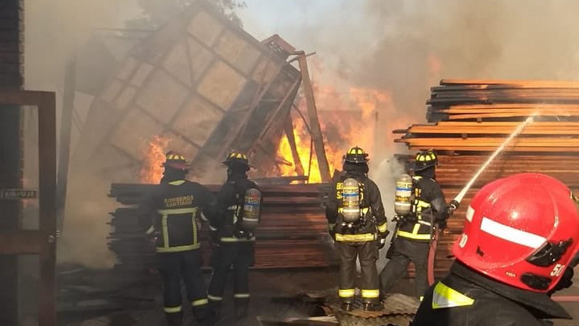 Incendio afectó a fábrica de maderas y molduras en Santiago