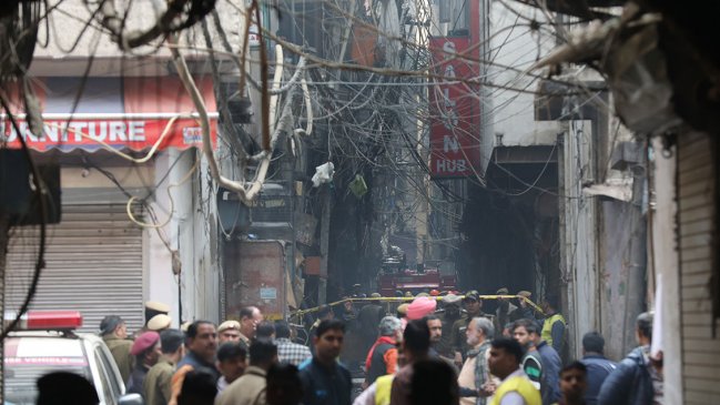 Tragedia en India: Mueren en un incendio 43 personas que dormían en una fábrica