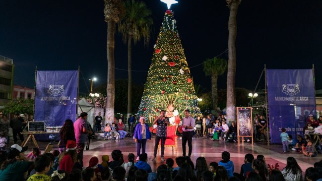 Cientos de familias de Arica celebraron el tradicional encendido del árbol de Navidad