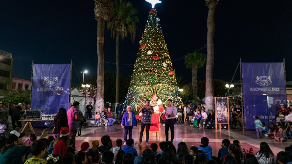 Cientos de familias de Arica celebraron el tradicional encendido del árbol de Navidad