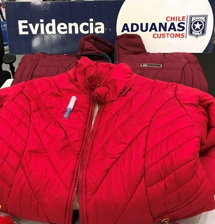 Encomienda navideña pretendía llegar hasta Inglaterra con chaquetas impregnadas en cocaína