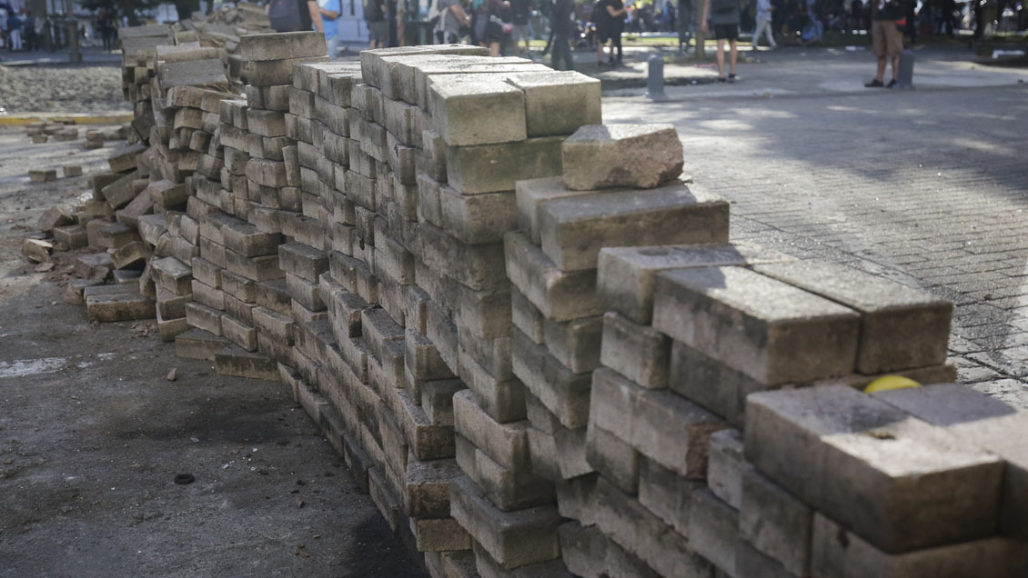 Concepción: Defensoría exige libertad de pareja acusada de sacar adoquines de la Plaza de Tribunales