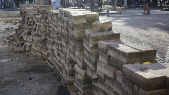 Concepción: Defensoría exige libertad de pareja acusada de sacar adoquines de la Plaza de Tribunales