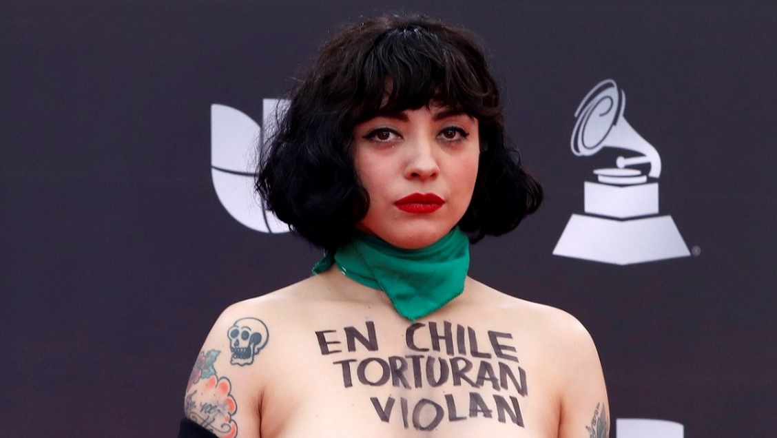 BBC destacó a Mon Laferte como una de las artistas que 