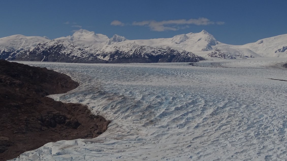 Investigan potenciales riesgos para la población por descargas de lagos glaciares en el Valle Huemules
