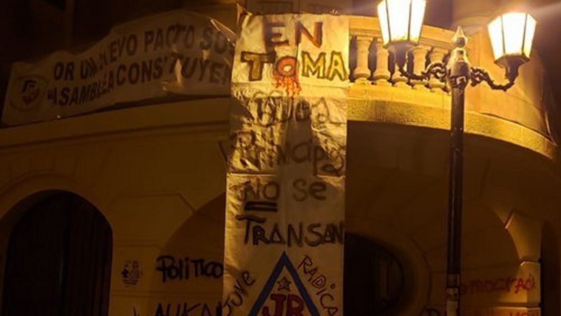 Militantes se tomaron sede del PR por votación de diputados a favor de Piñera