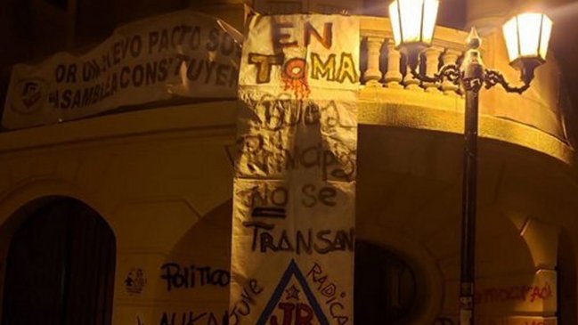 Militantes se tomaron sede del PR por votación de diputados a favor de Piñera