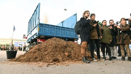  Manifestantes desparramaron estiércol en sede de la COP25  