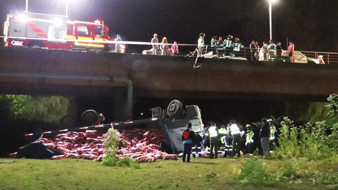 Una persona fallecida deja el volcamiento de un camión en Carahue