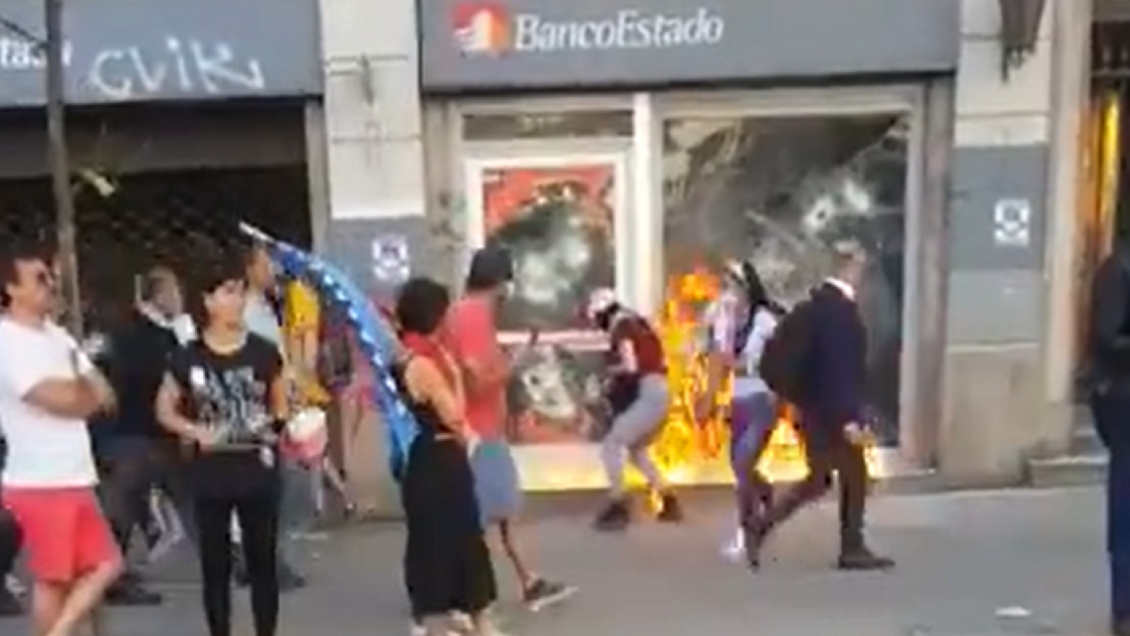 PDI detuvo a dos implicados en incendio de banco que generó polémica en redes sociales