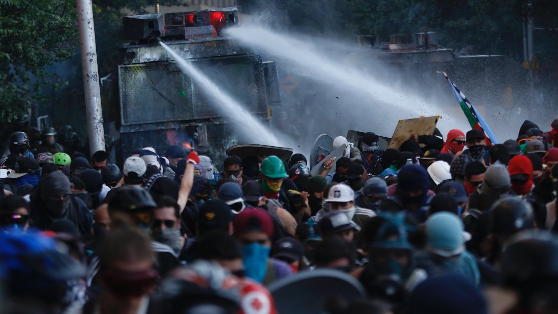 Colegio de Químicos Farmacéuticos consideró grave el uso del gas CS en el carro lanza agua