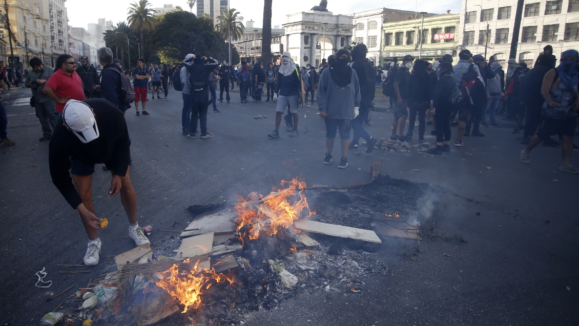 Barricadas e incidentes se registran en Valparaíso a dos meses del estallido social
