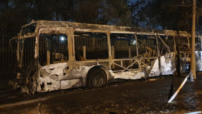 Bus del Transantiago fue completamente quemado en Lo Prado