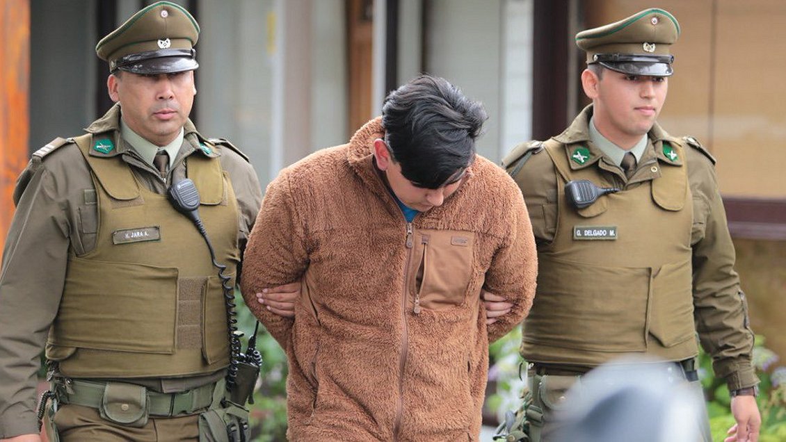 Hombre es acusado de disparar a su ex y quemar el auto de la nueva pareja de ésta