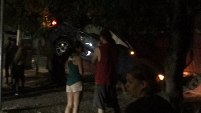 Incrustado en la copa de un árbol: Conductor ebrio fue detenido tras desastroso choque en Macul