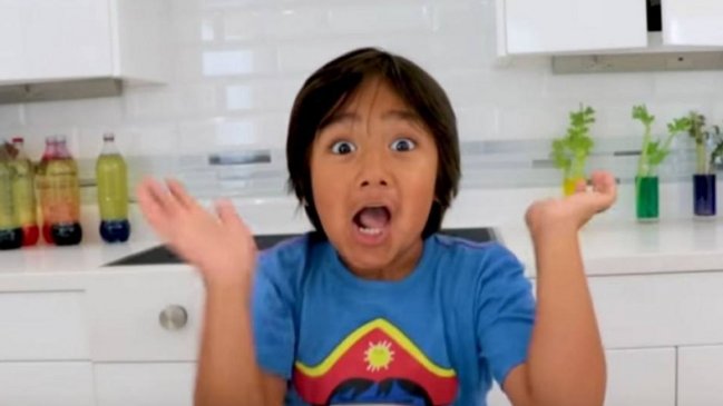 Youtuber de ocho años ganó más de 19 mil millones de pesos en un año