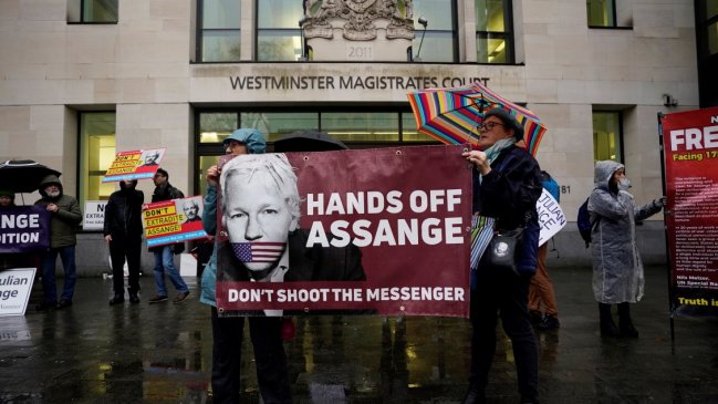 Assange aseguró que fue espiado en la embajada de Ecuador