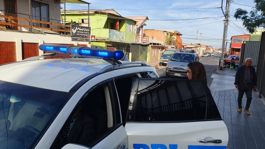 Dos mujeres fueron detenidas tras ser acusadas de rayar un cuartel de la PDI en Arica