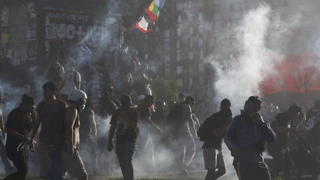 Enfrentamientos en centro de Santiago tras aumento de contingencia policial