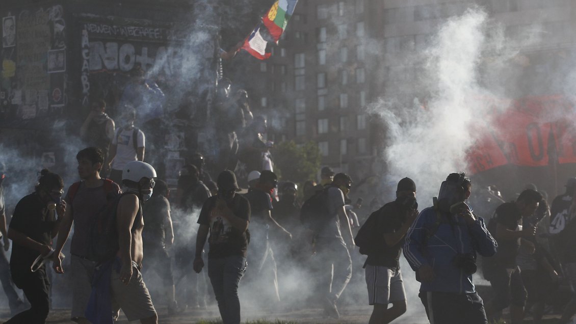 Enfrentamientos en centro de Santiago tras aumento de contingencia policial