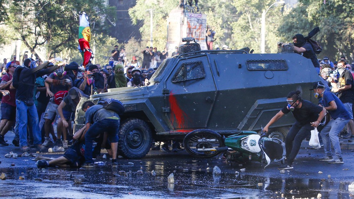 Carabinero que atropelló a joven en Plaza Baquedano será formalizado esta tarde