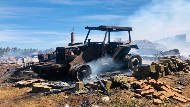 Desconocidos quemaron galpón lleno de fardos, máquinas y herramientas en Cañete