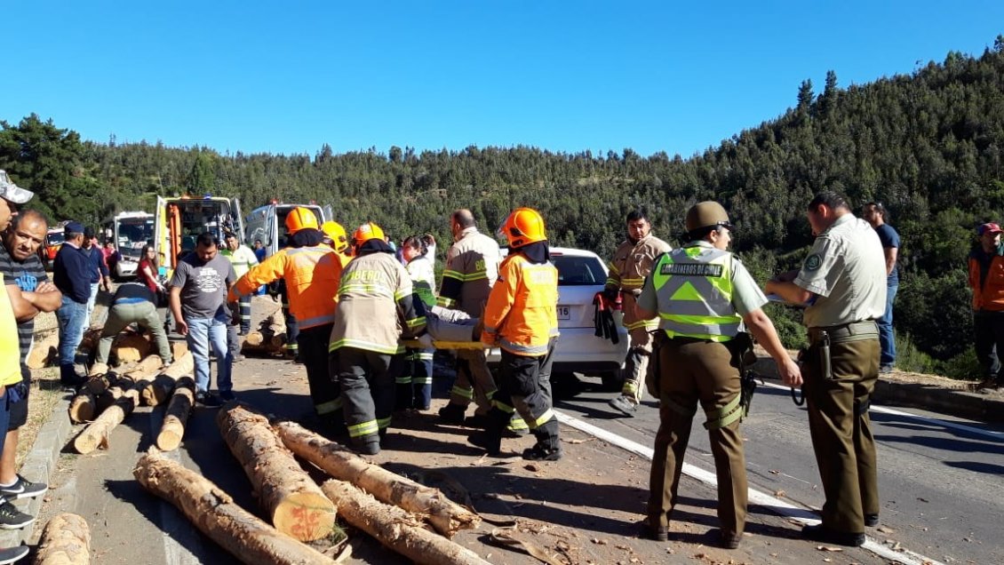 Menor fallece en accidente múltiple que involucró a un camión maderero en Quirihue