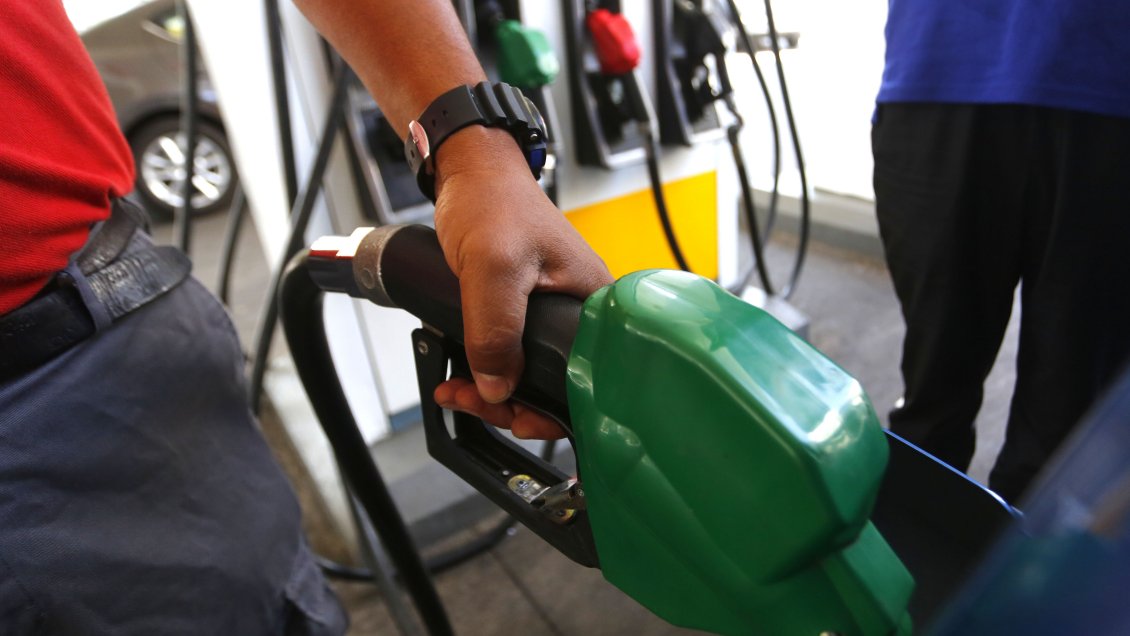 Bencinas alcanzan su mayor precio por litro en 14 meses