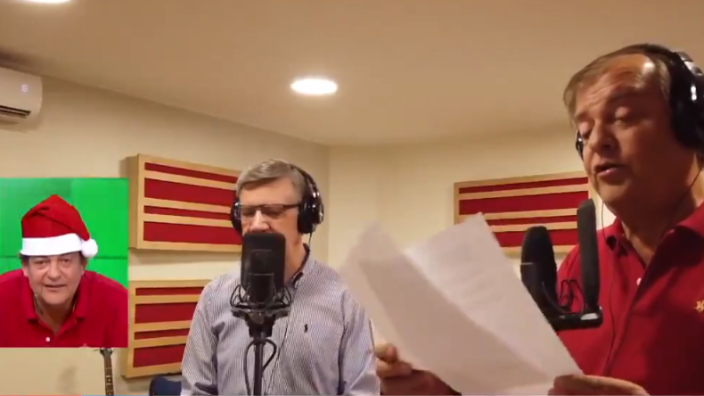 Francisco Vidal y Joaquín Lavín cantaron, hicieron galletas y fueron duramente criticados