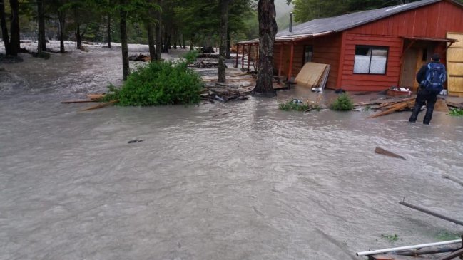 Vecinos de Villa O'Higgins fueron rescatados tras inundaciones por crecida del río Mosco