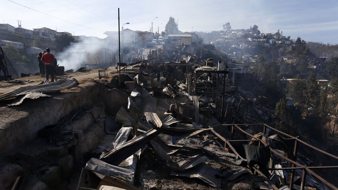 Incendio en Valparaíso: Gobierno compromete ayuda a quienes perdieron sus casas