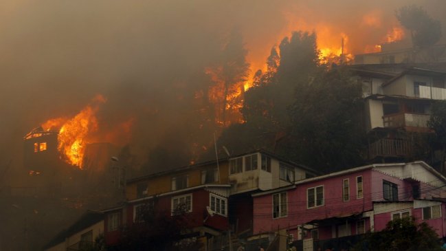 Incendio en Valparaíso: Gobierno anuncia querella y acusa 