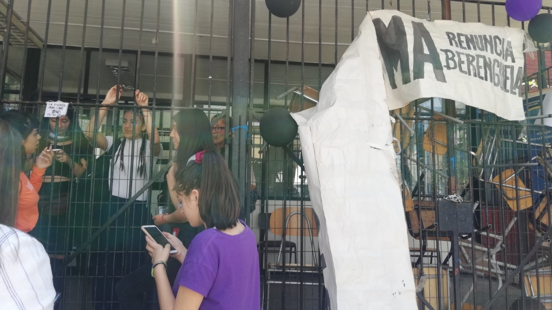 Alumnas acusan montaje en robo de computadores y documentos históricos del Liceo 7