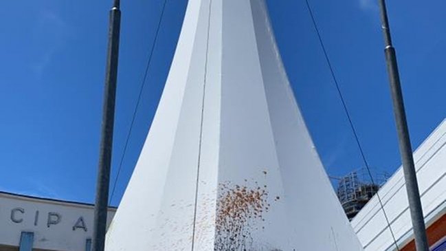 Con pintura dañaron el árbol de navidad en la ciudad de Puerto Montt