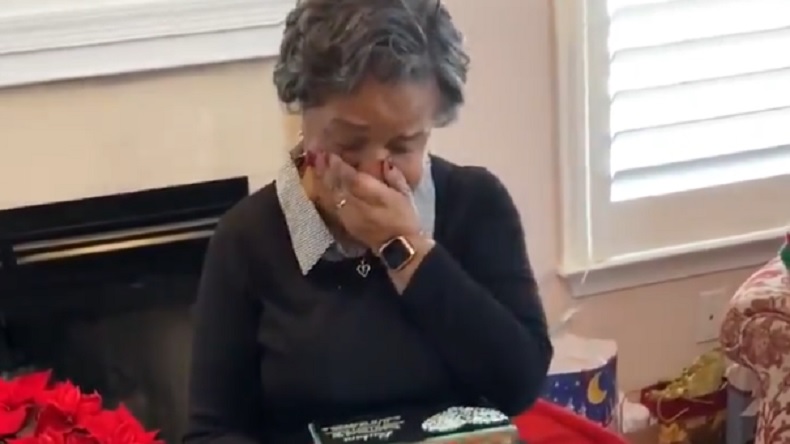 Reacción de una abuela a emotivo regalo navideño se viralizó: Las cartas de su difunto esposo