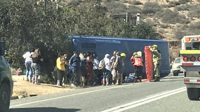 Bus con al menos 20 pasajeros volcó en la Cuesta La Dormida