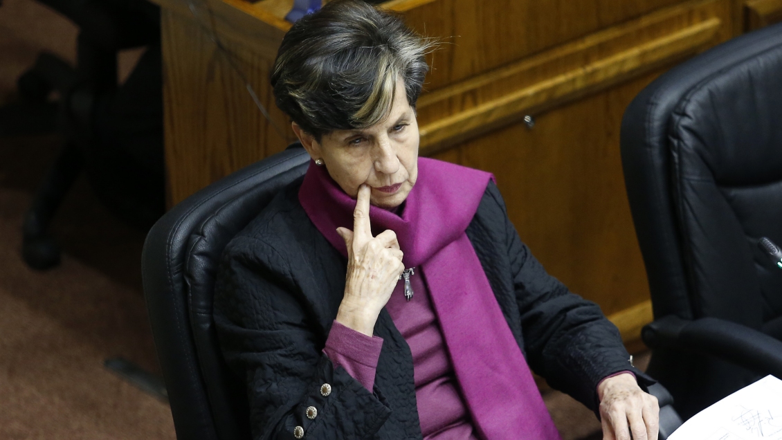 Senadora Allende responde a Piñera: La gente no vive en cerros por capricho, sino por necesidad