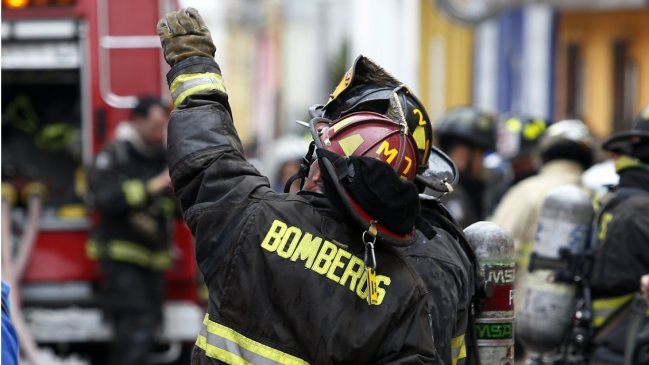 Incendio afectó a dependencias de la Universidad Pedro de Valdivia cerca de Plaza Italia